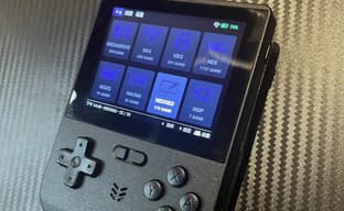 Опубликованы фотографии портативной и игровой ретро-консоли без стиков XU20 V32 — утечка