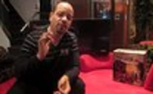Ice-T распаковывает Gears of War 3 Xbox 360 бандл и Lancer