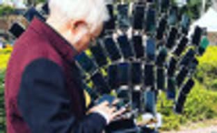 Мне нужны все покемоны! – 70-летний фанат Pokemon GO использует 67 смартфонов для ловли карманных монстров