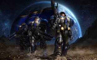 Фанат StarCraft играл в игру на клавиатуре размером с письменный стол