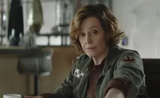 Сигурни Уивер может присоединиться к сериалу Tomb Raider с Софи Тёрнер — СМИ