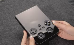 Anbernic показала распаковку RG 477V — портативной консоли со стеклянной фронтальной панелью