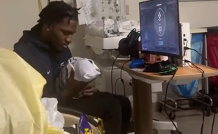 «Отец года»: геймер уселся играть в Xbox в больнице, пока его жена рожала