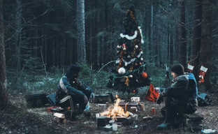 Создатели Escape from Tarkov представили Lo-Fi посиделки у костра в честь Нового года, а фанаты пожаловались на вирусы после техобслуживания