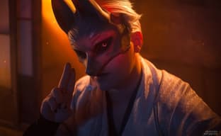 Косплеер предстал в образе Лисьей Маски из Silent Hill f — одержимый божеством