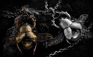 Starforged выпустила кулоны в виде Серебряного и Золотого скарабеев из Elden Ring