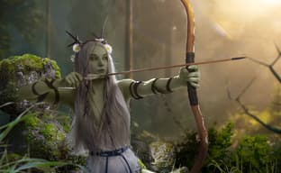 Modelo muestra el cosplay de la señora de las dríadas, Eithné, del juego de cartas "Gwent"