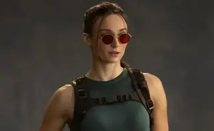 Actriz de doblaje de Tomb Raider elogia a Sophie Turner como Lara Croft