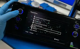 Умелец смастерил портативную PlayStation 4 размером со Steam Deck