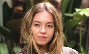 Сидни Суини «чиловая» и рада своей роли в экранизации Split Fiction, говорит Йозеф Фарес