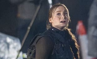 Софи Тёрнер взялась за нож на новых фото со съёмок сериала Tomb Raider