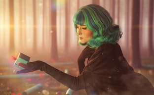 Модель показала косплей главной героини из игры GRIS: путь исцеления от утраты