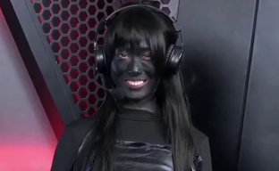 Феминистки раскритиковали сексуальную ведущую ивента по Naraka: Bladepoint, а она перекрасилась в чёрный и сделала «блекфейс»