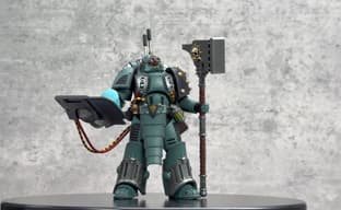 Фанатам Сынов Хоруса показали распаковку фигурки Разрушителя Осад из Warhammer: The Horus Heresy от JoyToy