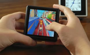 На портативке Anbernic RG Rotate сыграли в Brotato и Subway Surfers в «свернутом» режиме
