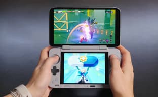 На портативке с двумя экранами Ayaneo Pocket DS одновременно сыграли в Zenless Zone Zero и Honkai: Star Rail