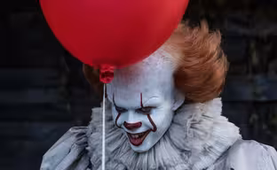 Пеннивайз приходит осенью: HBO назвала дату релиза сериала «Оно: Добро пожаловать в Дерри»