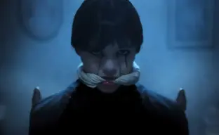 Раздробленный, но всё ещё цепляющий. Обзор второго сезона сериала «Уэнздэй»