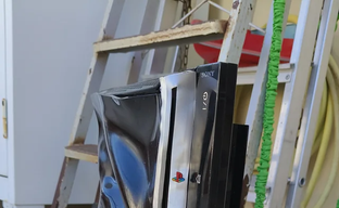 Геймер случайно расплавил PlayStation 3, пытаясь спасти консоль от поломки