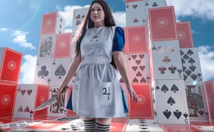 «Мы все здесь сумасшедшие»: косплеерша воплотила образ Алисы из игры Alice: Madness Returns