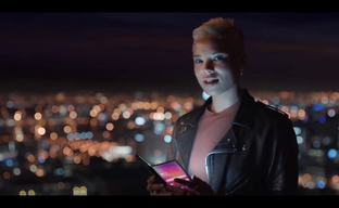 Складной смартфон Samsung с гибким экраном в официальном рекламном ролике