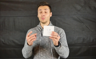 Испытания наушников AirPods на прочность