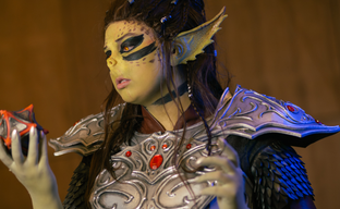 «Думаю о ней в качалке»: Пышный косплей Лаэзель из Baldur's Gate 3 стал объектом насмешек. Широкую косплеершу атаковали токсичные пользователи