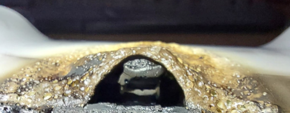 Похоже, геймпад DualSense воспламенился и расплавился. Геймер показал, во что превратилось устройство Sony