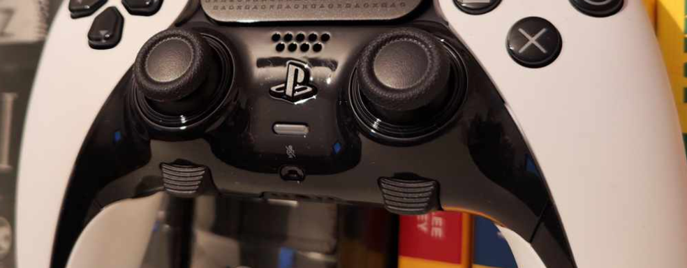 Владелец PS5 пожаловался на блестящие и липкие стики геймпада DualSense. К расследованию подключились химики