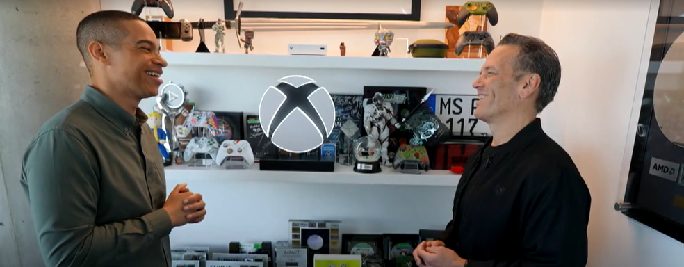 На полке Фила Спенсера обнаружили неанонсированный продукт Xbox