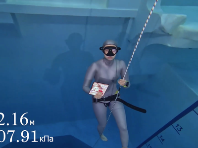 Honor Magic V3 выдержал погружение на 27 метров в самом глубоком бассейне России