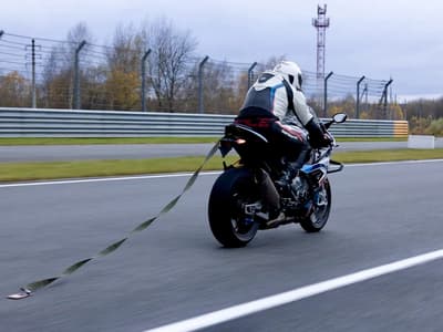 Honor испытала смартфон Honor X9d на гоночной трассе: его привязали к мотоциклу и протащили целый круг