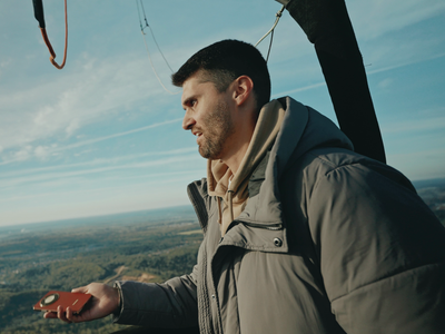 Honor X9d сбросили с 350 метров в воду. Смартфон выжил