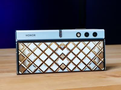 Первый взгляд на Honor V Purse: складной смартфон, который притворяется сумочкой