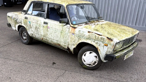 Un raro VAZ-2105 con volante a la derecha, inmovilizado durante casi 20 años, se vende en el Reino Unido