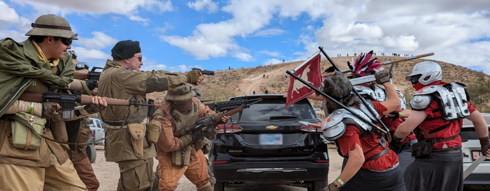 Фанаты воссоздали Fallout New Vegas в реальности и к ним проник «Тодд Говард», продающий Skyrim. Появились фото ивента в настоящем городе Гудспрингс