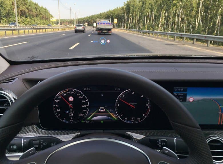 Индикация работы автопилота Distronic на приборной панели и проекционном дисплее