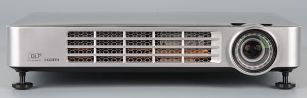 DLP-проектор Vivitek Qumi Q7, вид спереди DLP-проектор Vivitek Qumi Q7, вид спереди