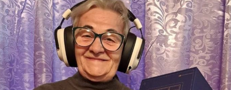 76-летняя стримерша Бабушка Ольга продала свои скины из CS 2, чтобы помочь погасить кредиты семьи