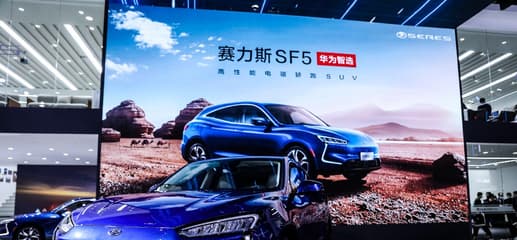 Разгон до «сотни» за 4,68 с, Harmony OS и Kirin 990A. Huawei начинает продажу гибридных автомобилей Seres SF5 в своих флагманских магазинах в Китае