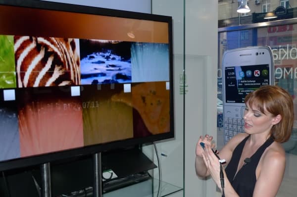 Анна показывает зрителям обновленные скринсейверы Анна показывает зрителям обновленные скринсейверы