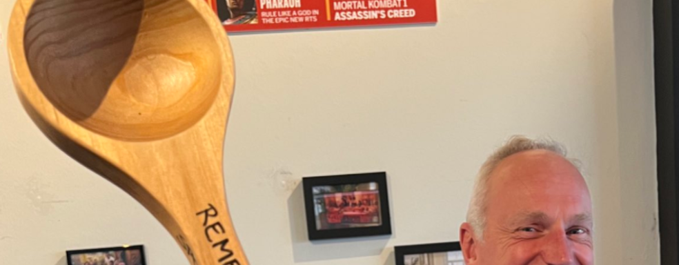 Создателя Baldur’s Gate 3 Свена Винке наградили большим черпаком. Авторы Alan Wake прислали практичный подарок