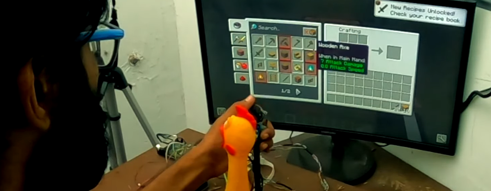 В Minecraft сыграли топором и киркой. Игроку удалось зарубить свинью и срубить дерево