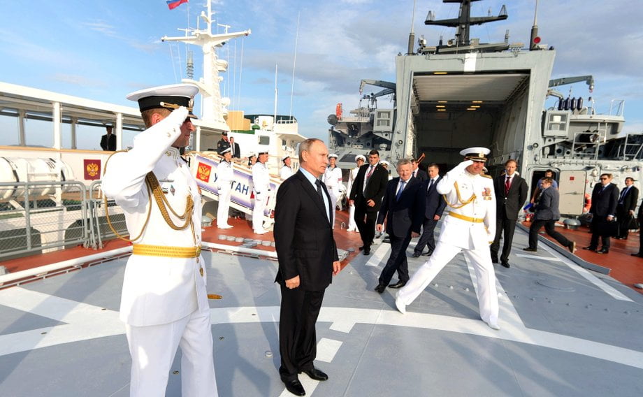 В. Путин во время осмотра корвета проекта 20380 «Совершенный»