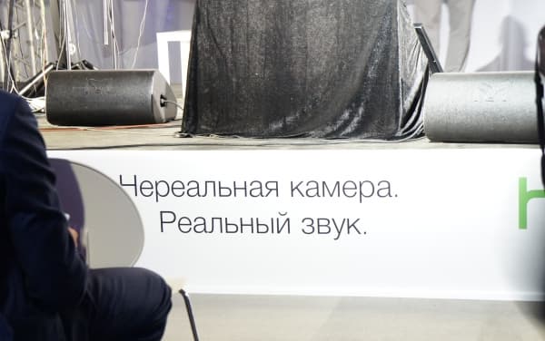 Презентация смартфонов HTC One