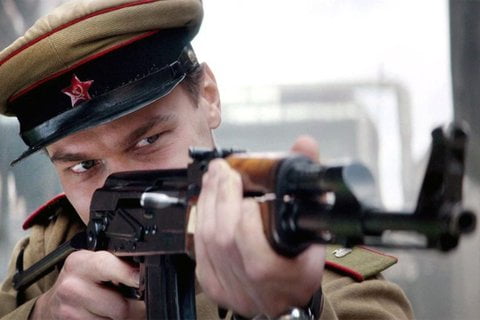 Юрий Борисов с АК-47