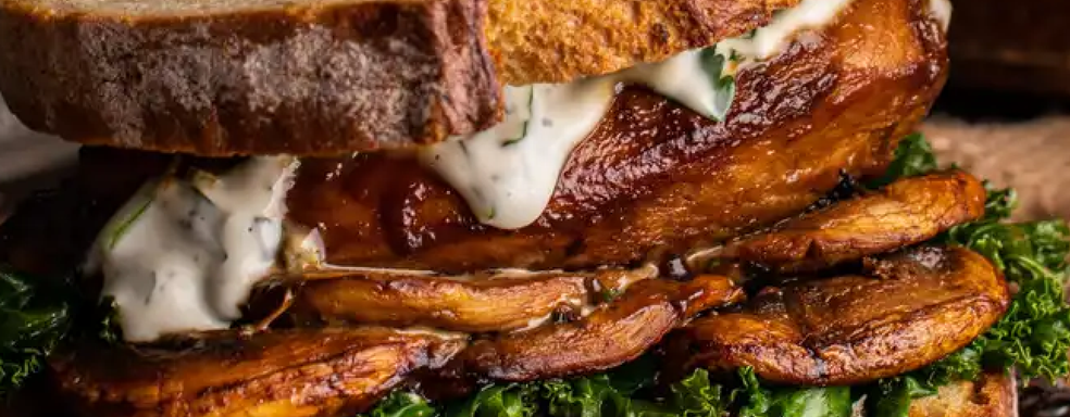 Появились фото бургера, брусничного сока и других яств из Кулинарной книги The Witcher: чем накормить фанатов «Ведьмака»