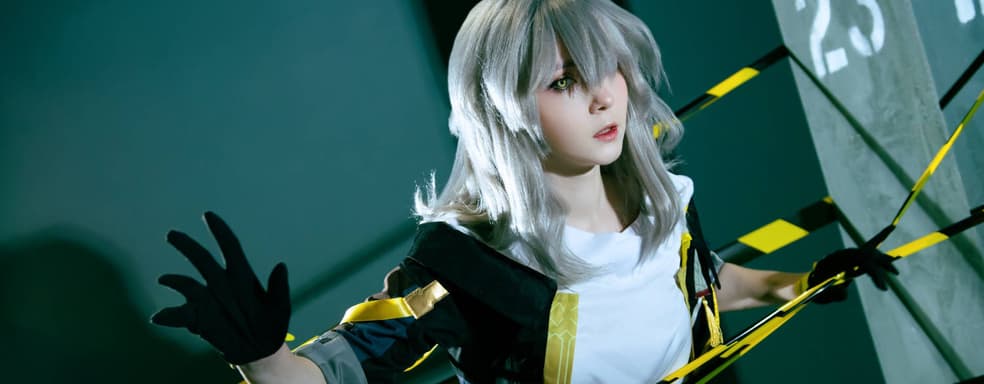 Star Traveler: Cosplayer Transforms into Stelle from Honkai: Star Rail