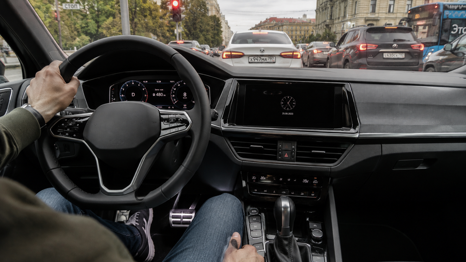 Почему автомат едет сам, когда отпускаешь тормоз