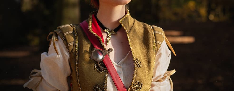 Прогулка в осеннем лесу: косплеер превратилась в Шани из игры «Ведьмак 3: Дикая Охота»